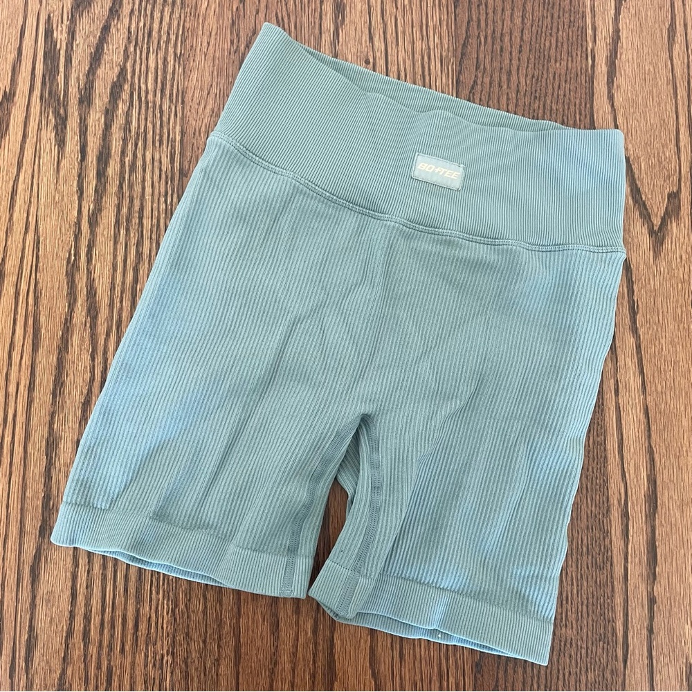 Bo + Tee Seamless Sculpt Biker Shorts in Olive Green